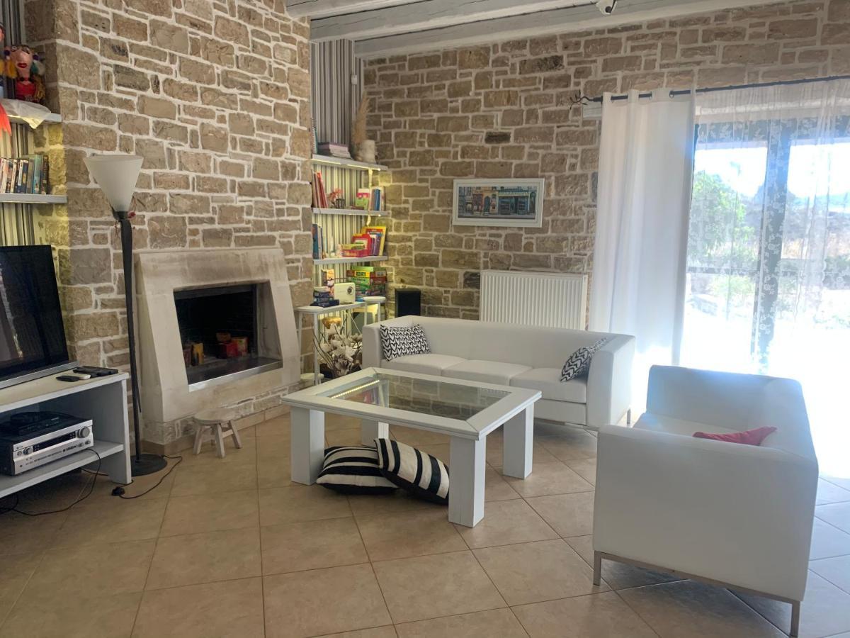 Carob Villa Moirai Bagian luar foto